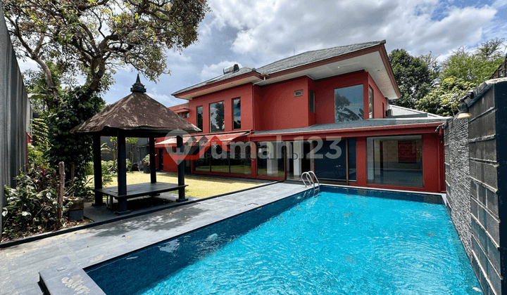 Rumah siap huni dengan halaman luas dekat ke MRT di Lebak Bulus Jakarta Selatan