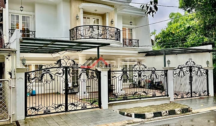 Rumah Siap Huni Dalam Komplek Besar Design American Classic