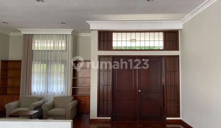 Rumah Dengan Taman Yang Luas Asri Tenang Lantai Parquet Dekat Rumah Sakit