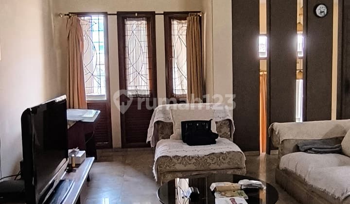 Rumah Tiga Lantai di Komplek yang Tenang Mudah Dijangkau