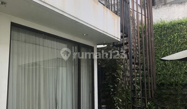 FOR SALE QUICKLY MRS. BEAUTIFUL HOUSE STRATEGIC IN ANDARA SOUTH JAKARTA