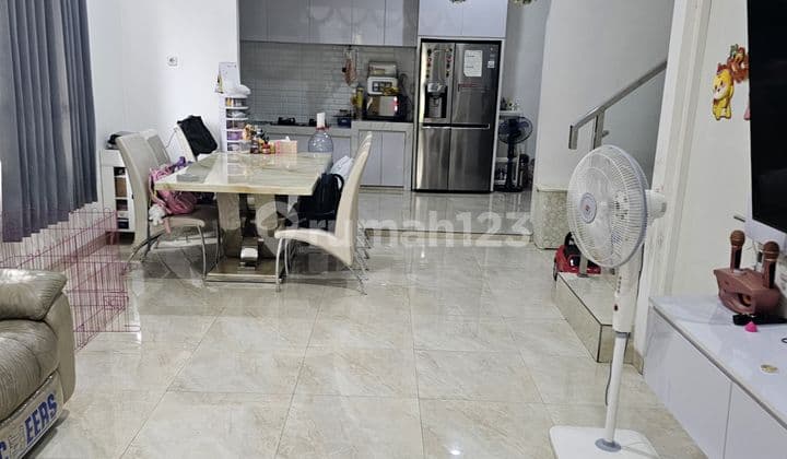 Beautiful 3-Story Furnished House Malberry Pinewood Banjar Wijaya