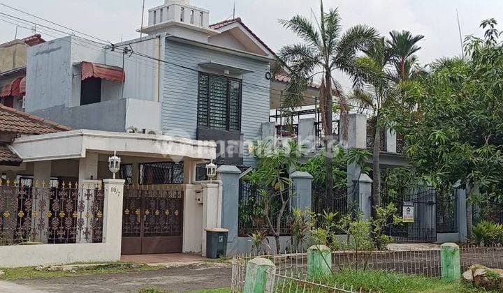 Muraah.. Rumah Hoek Depan Taman di Komplek Jatiwaringin Asri