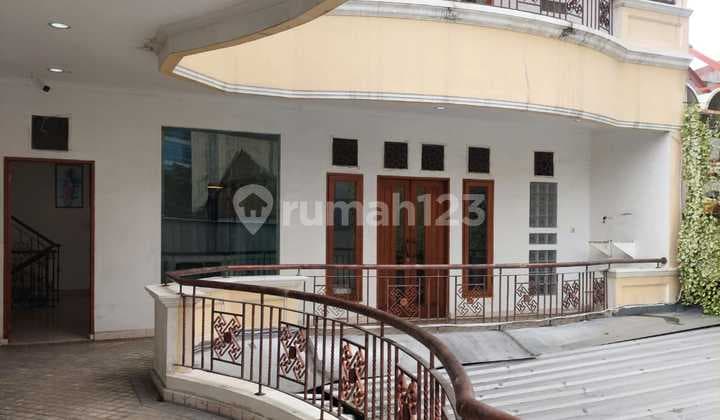 Disewakan Bangunan 3 Lantai, Parkir Luas di Jl. K. H. Moch. Mansyur (Seberang Kantor Pemadam Kebakaran) Jembatan Lima