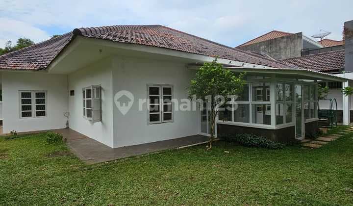 House Facing the Park in Kebayoran Baru, South Jakarta