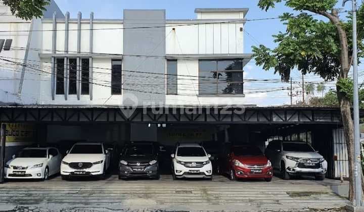 Bangunan 1½ Lantai Ex Showroom Mobil Baratajaya Area Komersial