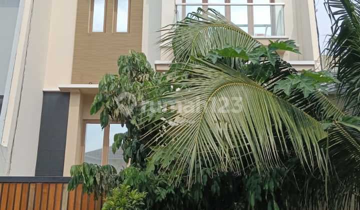3 Lantai Furnished di Kawasan Elit PIK Jakarta Utara