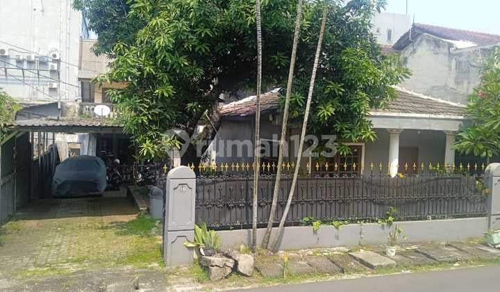Rumah Jakarta 4 Menit Jalan Kaki ke Stasiun dan 2 Menit Halte Bus