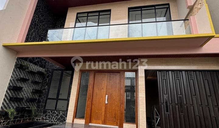 Get It Now! 3-Story House in Central Jakarta Near Monas
