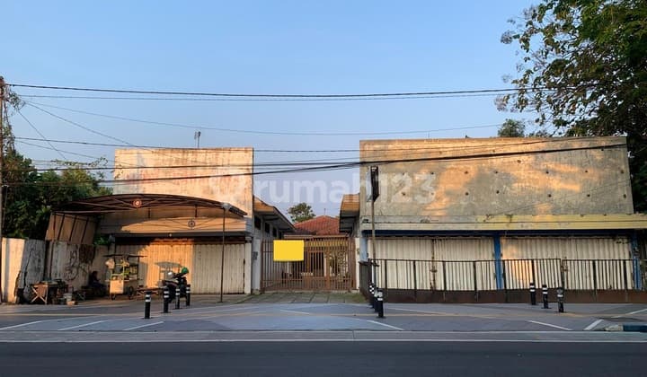 Quick Sale Strategic House with Large Land in Jombang, East Java