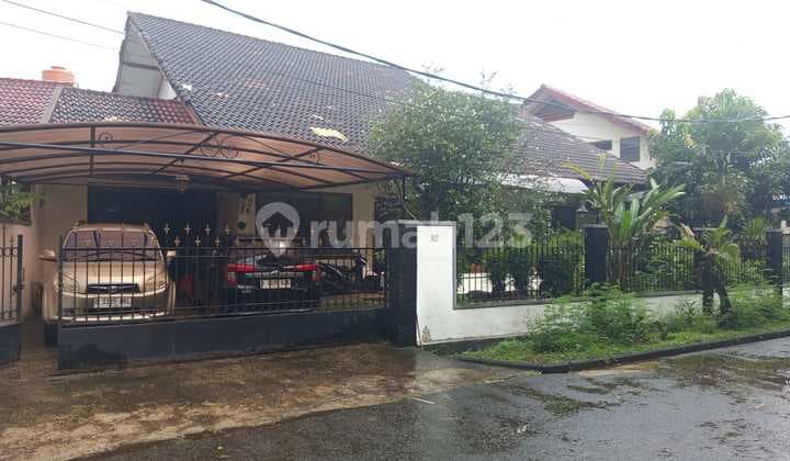 Dijual Rumah 2 Lantai 6 Kamar Tidur Tanah Luas Lokasi Strategis di Pesanggrahan Jakarta Selatan