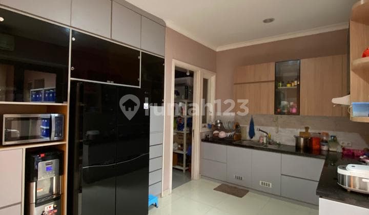 Djual Rumah Bagus Shm Semi Furnish 2 Lantai 3+1 Kamar Tidur di BSD