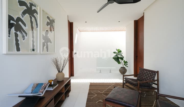 Villa SHM Mewah dengan Pemandangan Sawah Abadi