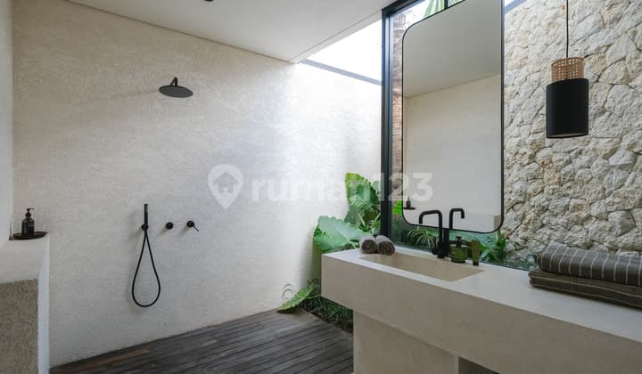 Villa SHM Mewah dengan Pemandangan Sawah Abadi