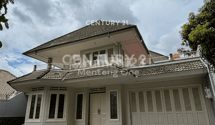 Rumah Mewah Semifurnished di Inti Menteng dengan Kolam Renang