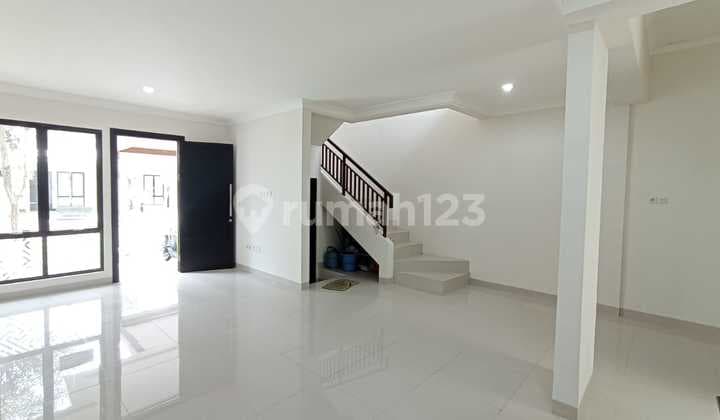 Disewakan Rumah 2 Lantai 3 Kamar Tidur Bagus Siap Huni Sudah Renov di Podomoro*