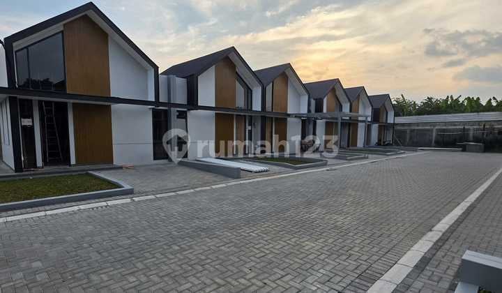 DISEWAKAN RUMAH 1 LANTAI BANGUNAN BARU DI SAYAP TAMAN KOPO INDAH 2 KOMPLEK KOPO KANAYA ONE GATE SYSTEM HUNIAN NYAMAN DAN SIAP HUNI