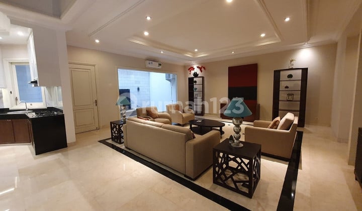 Rumah Graha Famili Dekat Club House, Nashos dan Pakuwon Mall