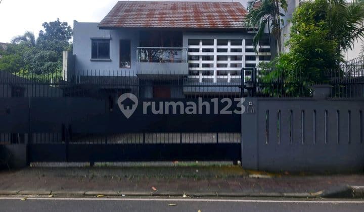 Rumah 2 Lantai Siap Huni di Menteng, Jakarta Pusat