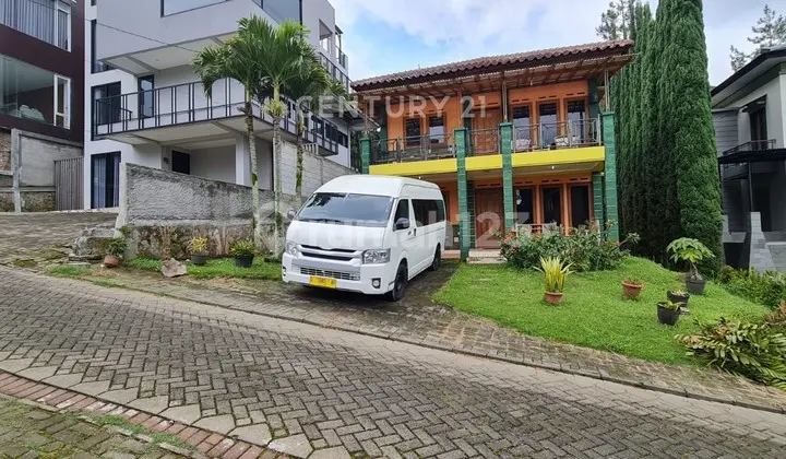 Villa Nyaman 2 Lantai Di Villa Istana Bunga