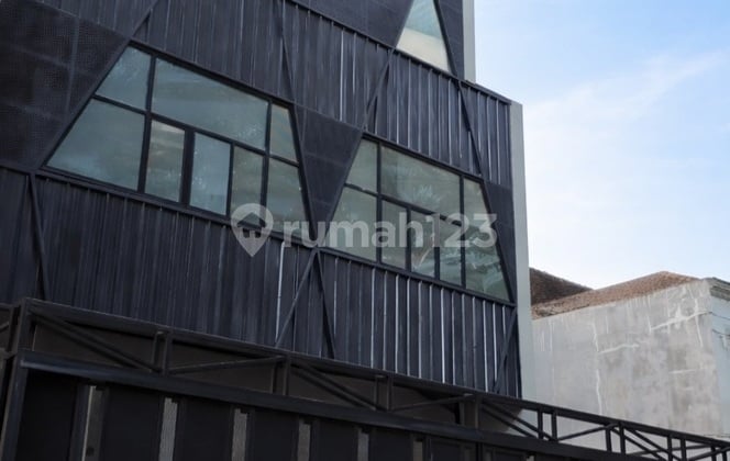 Disewakan Rumah Posisi Strategis Pinggir Jalan Gading Elok Raya Sdh di Design Utk Bisnis Komersial 10X20