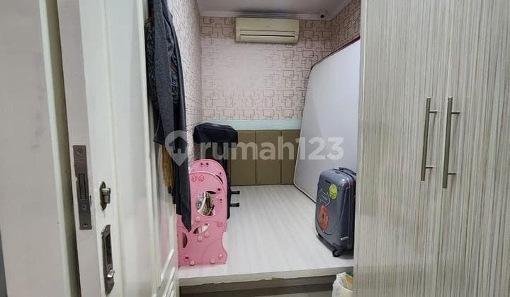 Indonesian: Disewakan Apartemen French Walk Moi
English: Rented Apartment French Walk Moi