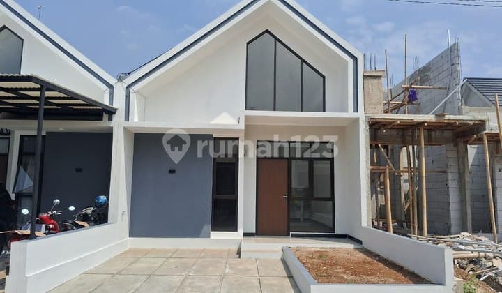 Yang dulu masih nebeng bareng ke kantor, sekarang udah pamer renovasi rumah.