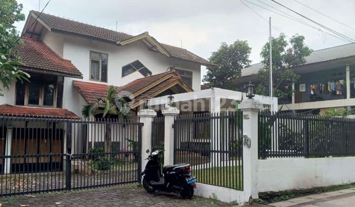 Dijual Rumah Cantik dengan Kolam Renang di Depok