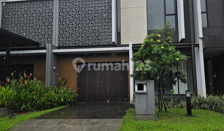 Dijual Rumah Mewah Terawat Siap Huni di Suvarna Sutera Carport Luas