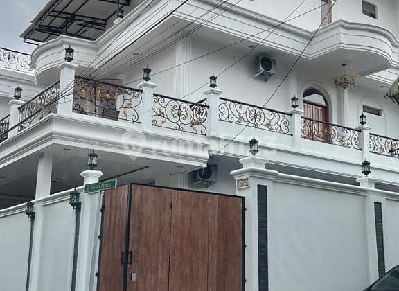 Rumah Mewah Full Furnished dengan Kolam Renang di Duren Sawit **