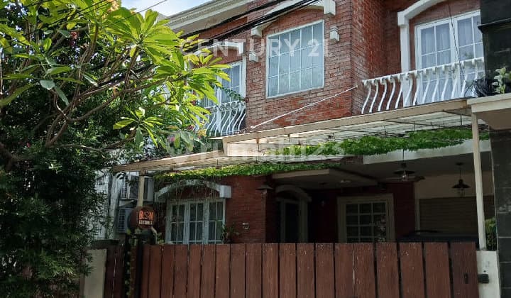 Rumah Tinggal di Depan Taman yang Asri, Aman dan Nyaman