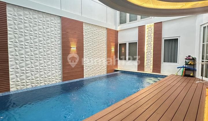 Large and Luxurious Green Garden House