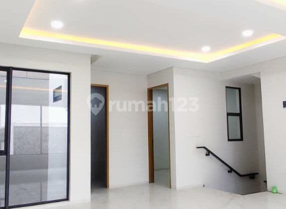 Jual 2 Rumah Baru 3 Lantai di Setraduta Grande