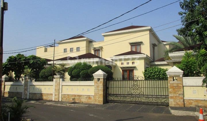 Rumah Dekat Pondok Indah Mall Dengan Kolam Renang.shm. Kawasan Radio Dalam, Gandaria Utara, Kebayoran Baru Jakarta Selatan