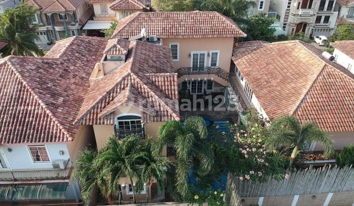 Rumah Lippo Village. Lippo Karawaci. SHM. Ada Kolam Renang