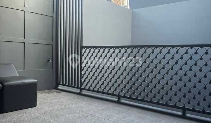 Modern Tropis House di Graha Raya Bintaro. Lokasi di depan Taman Utama cluster.