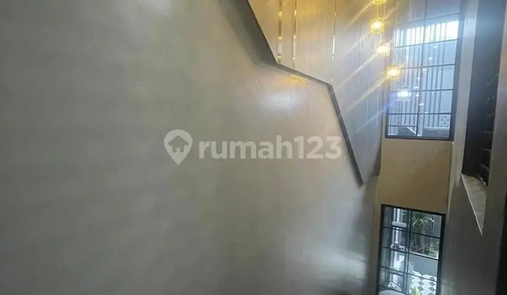 Modern Tropis House di Graha Raya Bintaro. Lokasi di depan Taman Utama cluster.