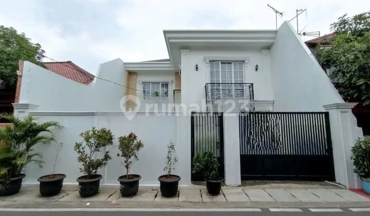 Rumah 2 Lantai Bergaya Modern Ada Taman di Kemayoran Jakarta Pusat