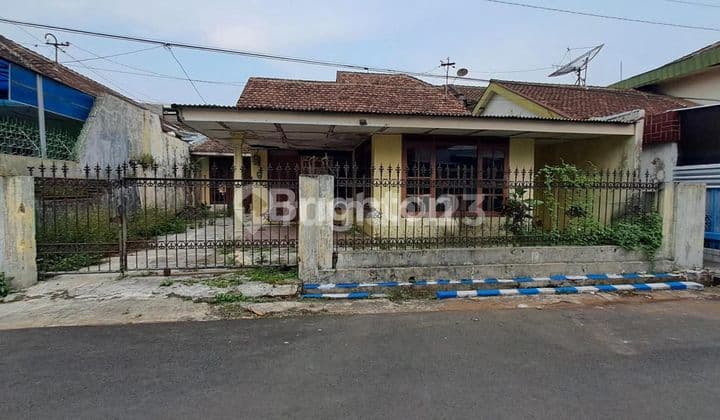 RUMAH 1 LANTAI BANGUNAN TUA MALANG JAWA TIMUR