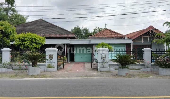 Rumah Luas Nol Jalan Raya Nasional Kediri Kertosono Seberang Polsek, Selangkah Terminal, Sekolah, Pondok Cocok untuk Usaha