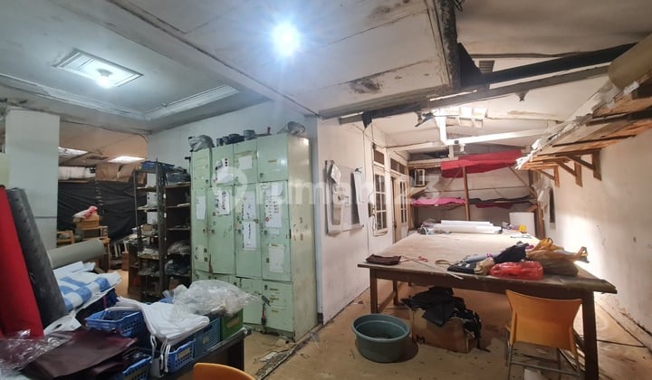 Langsung Hitung Tanah, Rumah Berlokasi Strategis Bisa Untuk Usaha Kembar, Bandung