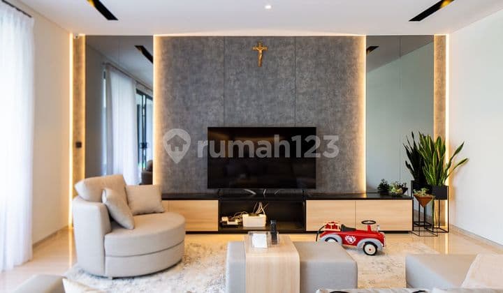Turun Harga, Luxury House dengan View Danau di Kawasan Prime Kota Baru Parahyangan, Bandung