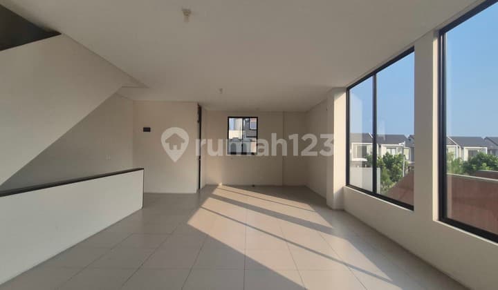 RENT A SHOPHOUSE IN A PRESTIGIOUS AREA, IDEAL FOR BUSINESS, 2 STORIES+ROOFTOP, KOTA BARU PARAHYANGAN, BANDUNG