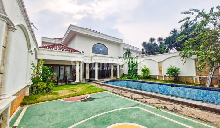 Rumah Dengan Taman Luas Lokasi Strategis Dekat Stasiun MRT