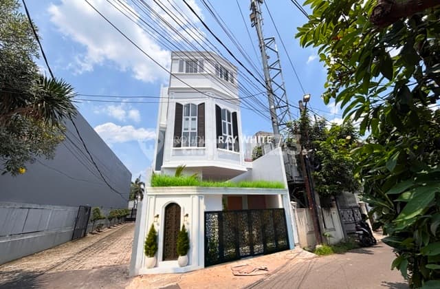 Rumah Brand New Area Kemang Desain American Classic Bebas Banjir