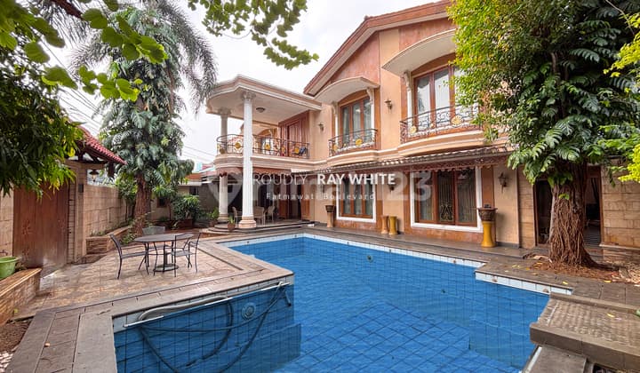 Spacious Classic Design House Suitable for Residence or Business in a Prestigious Location