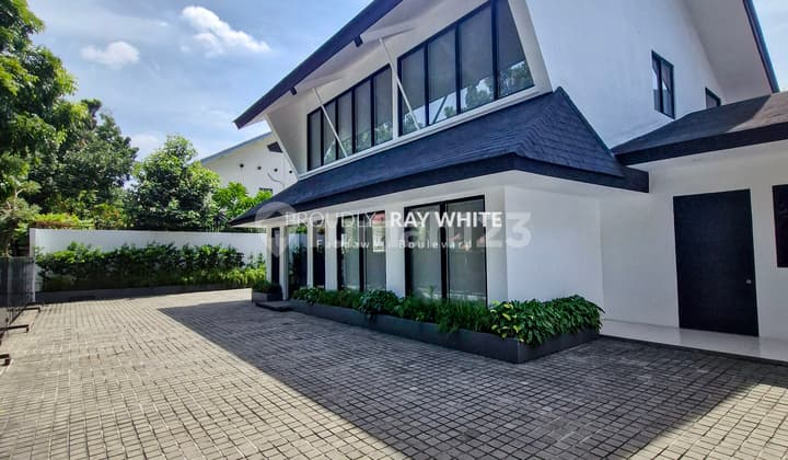 Strategic Business Property in Pakubuono Area------------------------ Property Specifications: - Land area 500 m² - Building area 400 m² - 2 floors - 10 carports First Floor: - Lobby - 2 Large Meeting Rooms - 2 Small Workspaces - 1 Pantry - 2 Bathrooms - 1 Prayer Room