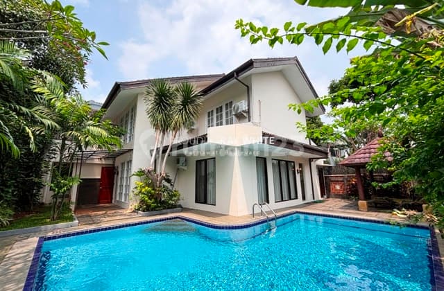 Rumah Dalam Komplek Lingkungan Asri Terenovasi Lokasi Strategis