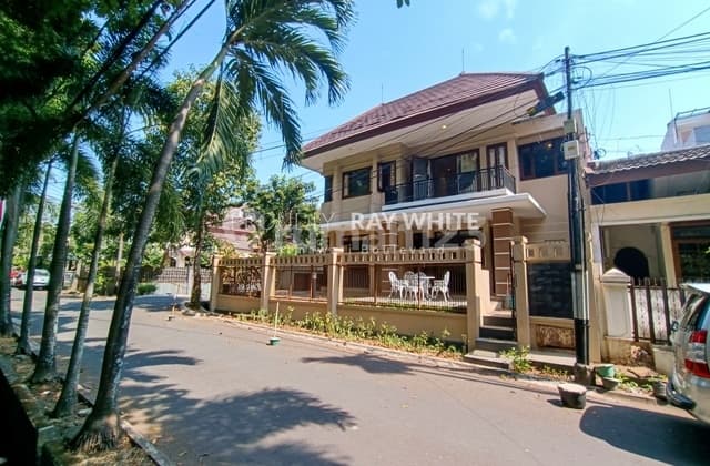 RUmah Asri Depan Taman di Alam Segar Pondok Indah