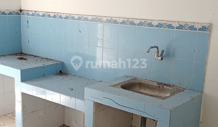 Rumah Kontrakan Strategis - 100M², 2 Lantai, 2 Kamar Utama (1 dengan Bathup Dalam), Cocok Keluarga Kecil